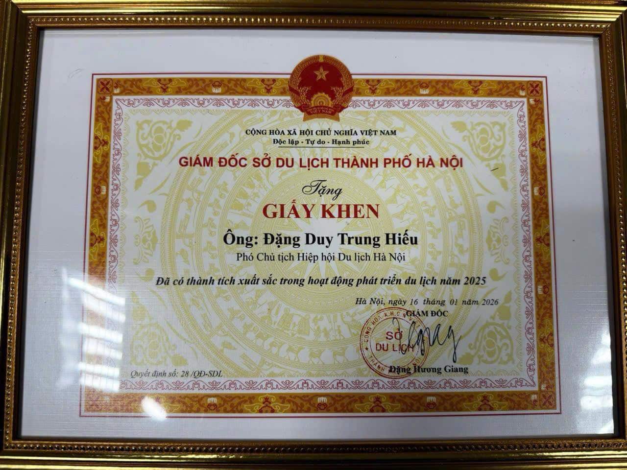 ÔNG ĐẶNG DUY TRUNG HIẾU - CHỦ TỊCH VIETNAM EXPRESS TOUR NHẬN BẰNG KHEN CỦA GIÁM ĐỐC SỞ DU LỊCH THÀNH PHỐ HÀ NỘI