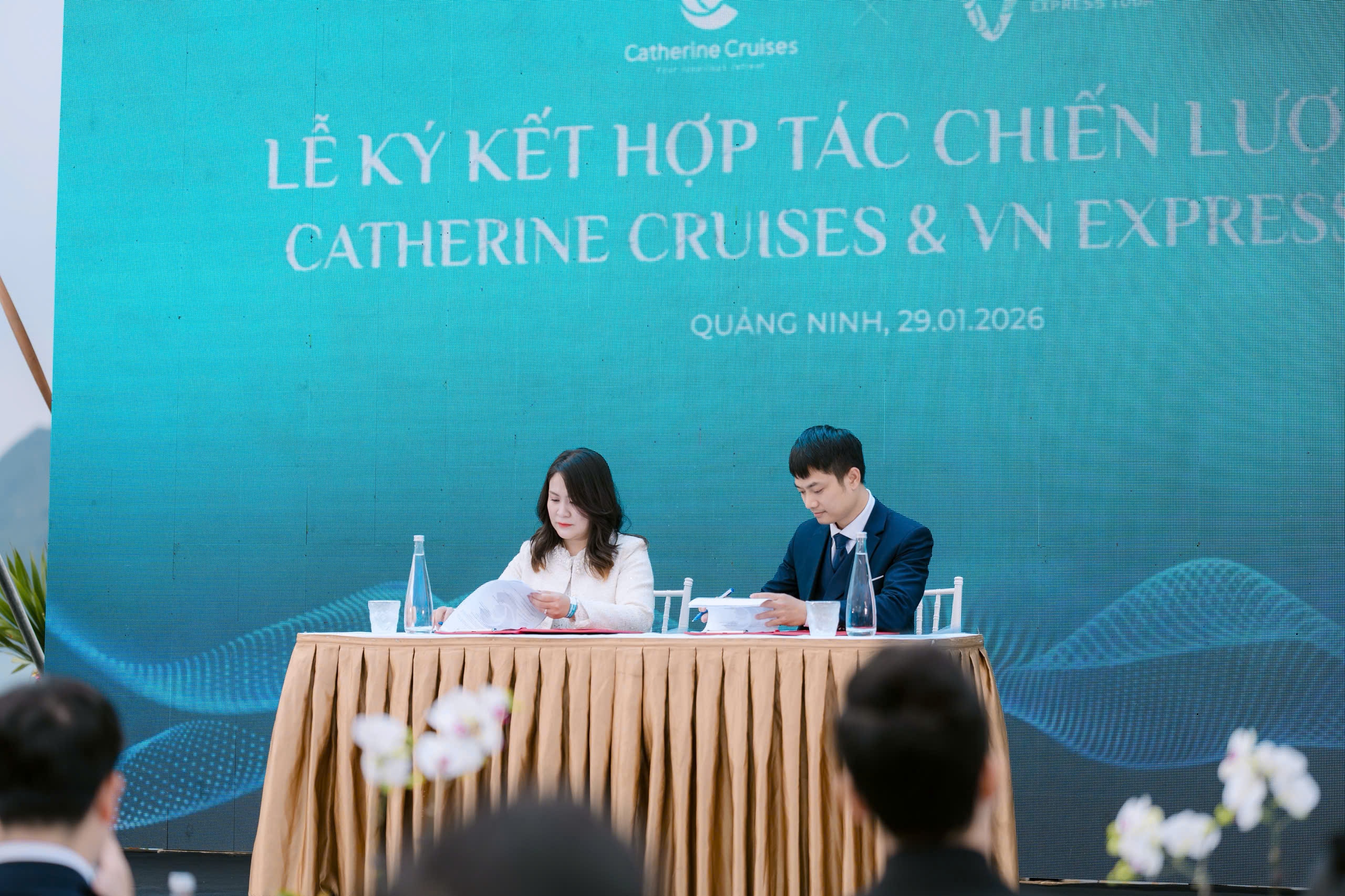 LỄ KÝ KẾT HỢP TÁC GIỮA VIETNAM EXPRESS TOUR VÀ DU THUYỀN CATHERINE 6 SAO