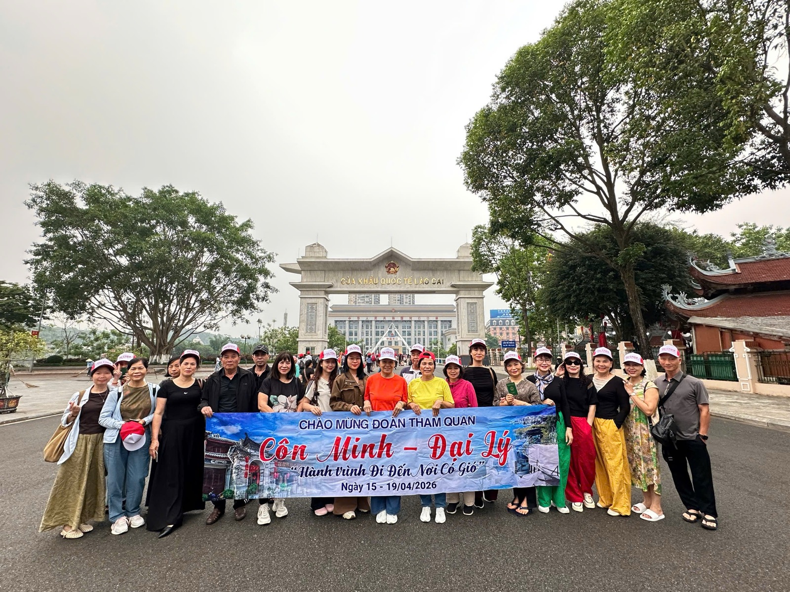 VNEXPRESSTOUR TRÂN TRỌNG CẢM ƠN ĐOÀN KHÁCH THAM QUAN CÔN MINH - ĐẠI LÝ (15/04)