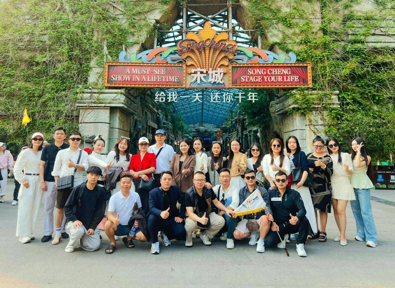 VNEXPRESSTOUR TRÂN TRỌNG CẢM ƠN & CHÀO MỪNG QUÝ ĐOÀN CÔNG TY CỔ PHẦN TẬP ĐOÀN MIDGROUP