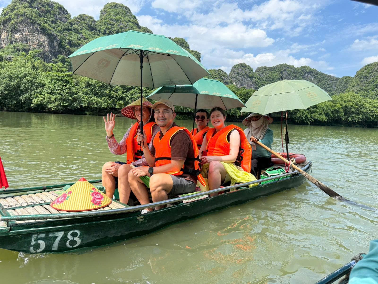 VIETNAM EXPRESS TOUR HÂN HẠNH CHÀO ĐÓN ĐOÀN KHÁCH QATAR ĐẾN KHÁM PHÁ VIỆT NAM