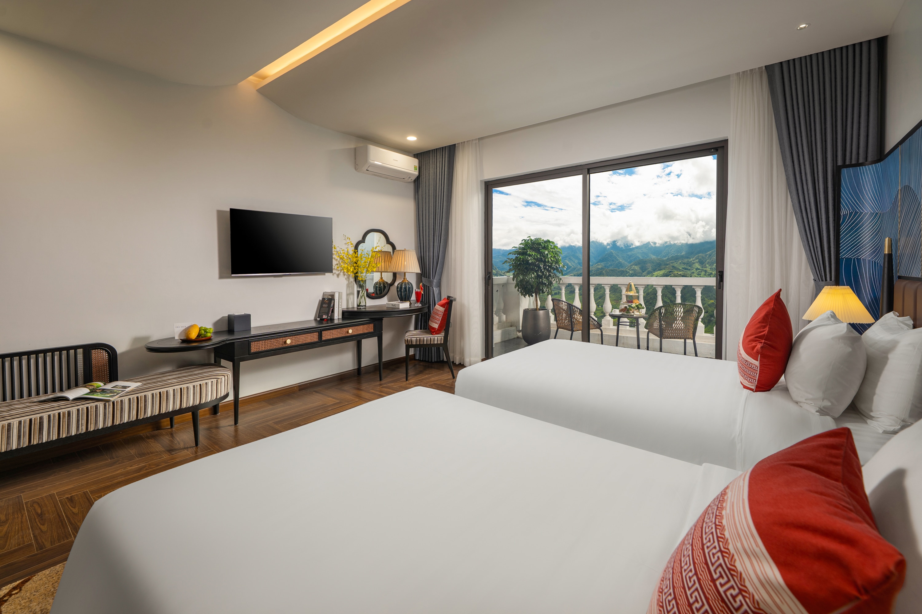 Deluxe Valley View with Balcony #6