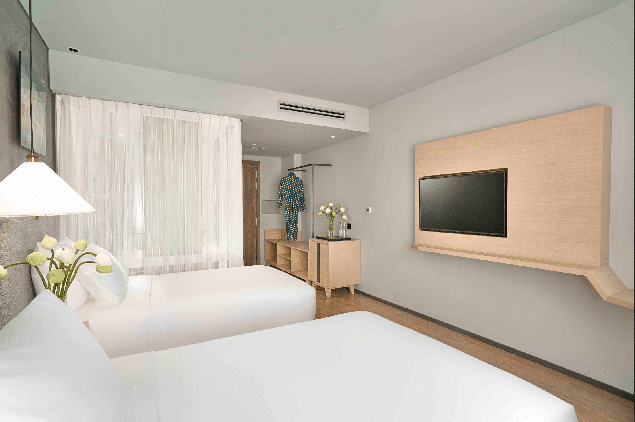 Deluxe Balcony City View  (King/ Twin) #4