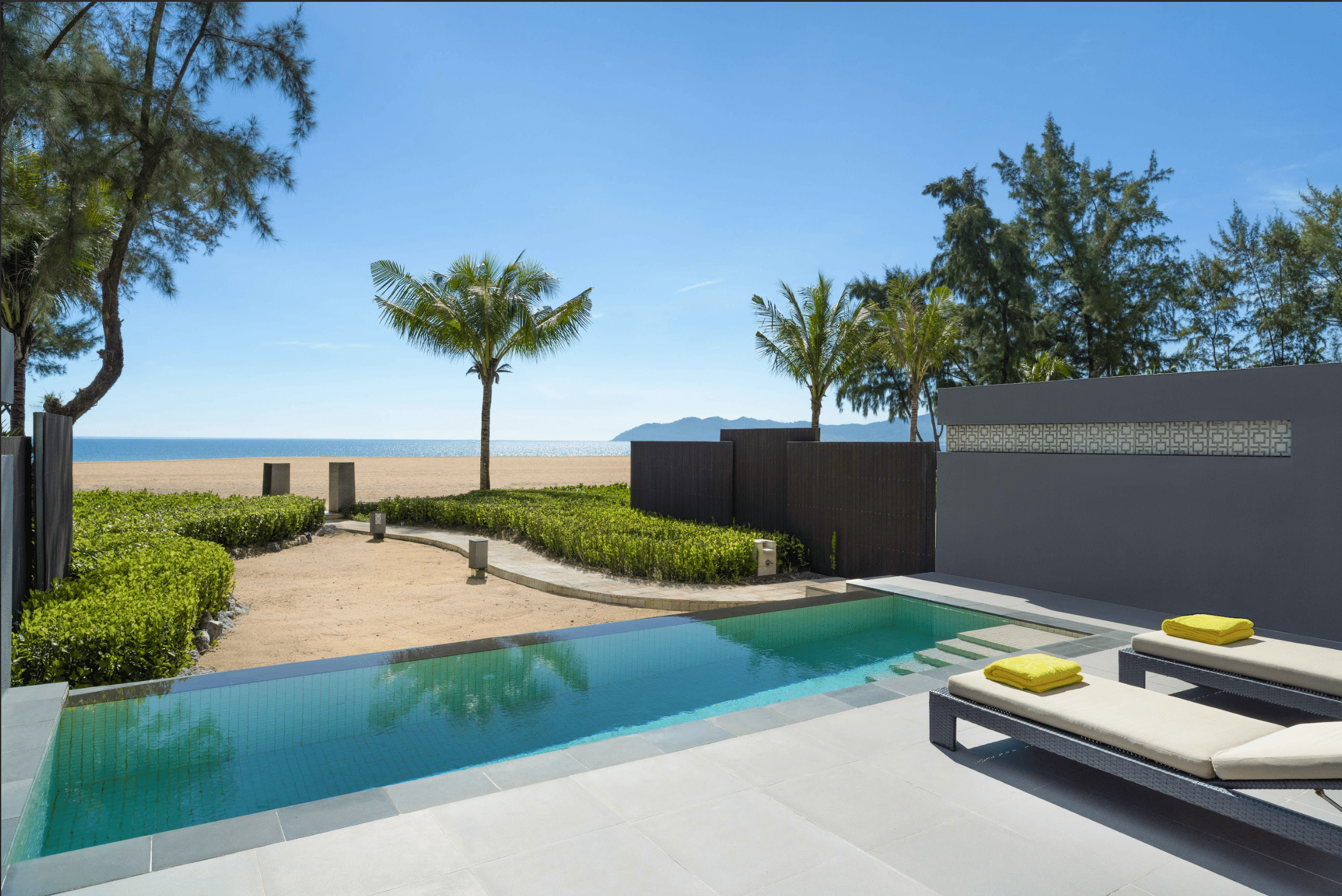 Beachíront One-Bedroom Pool Suite #1