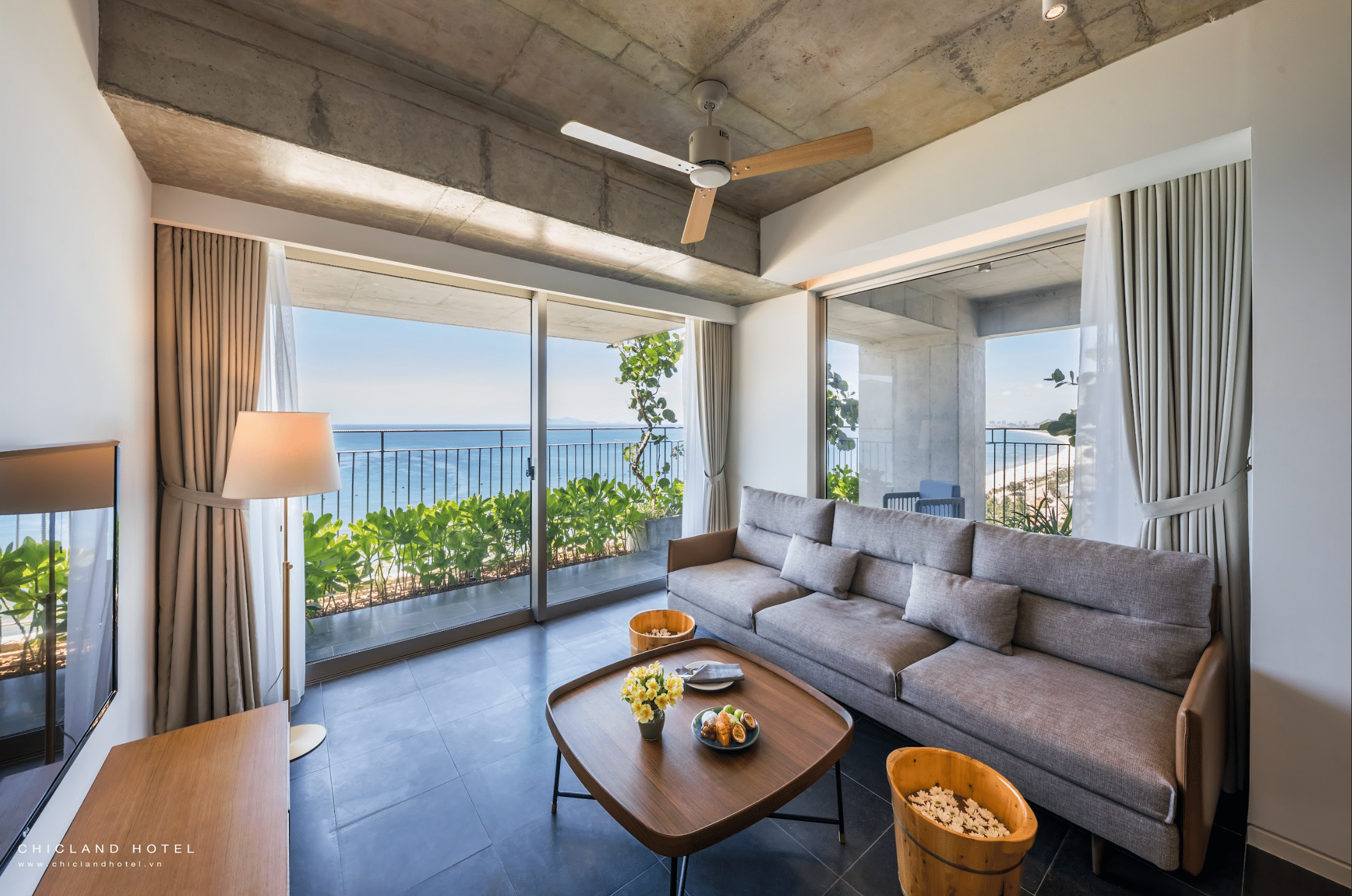 Phong Ba (Double)  One Bedroom Luxury Ocean Front Apartment with Balcony #3