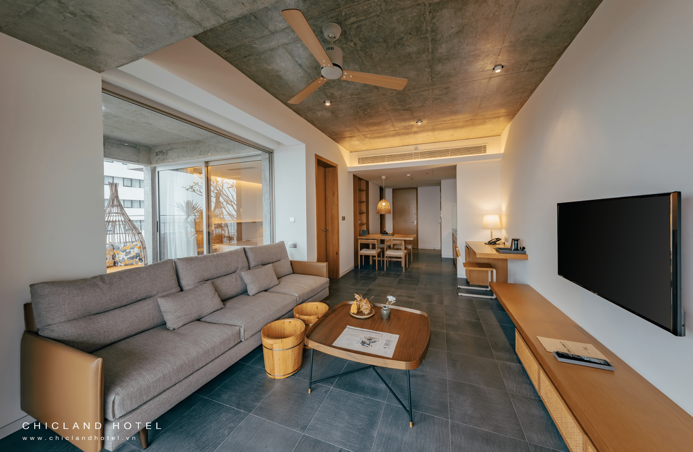 Phong Ba (Double)  One Bedroom Luxury Ocean Front Apartment with Balcony #4