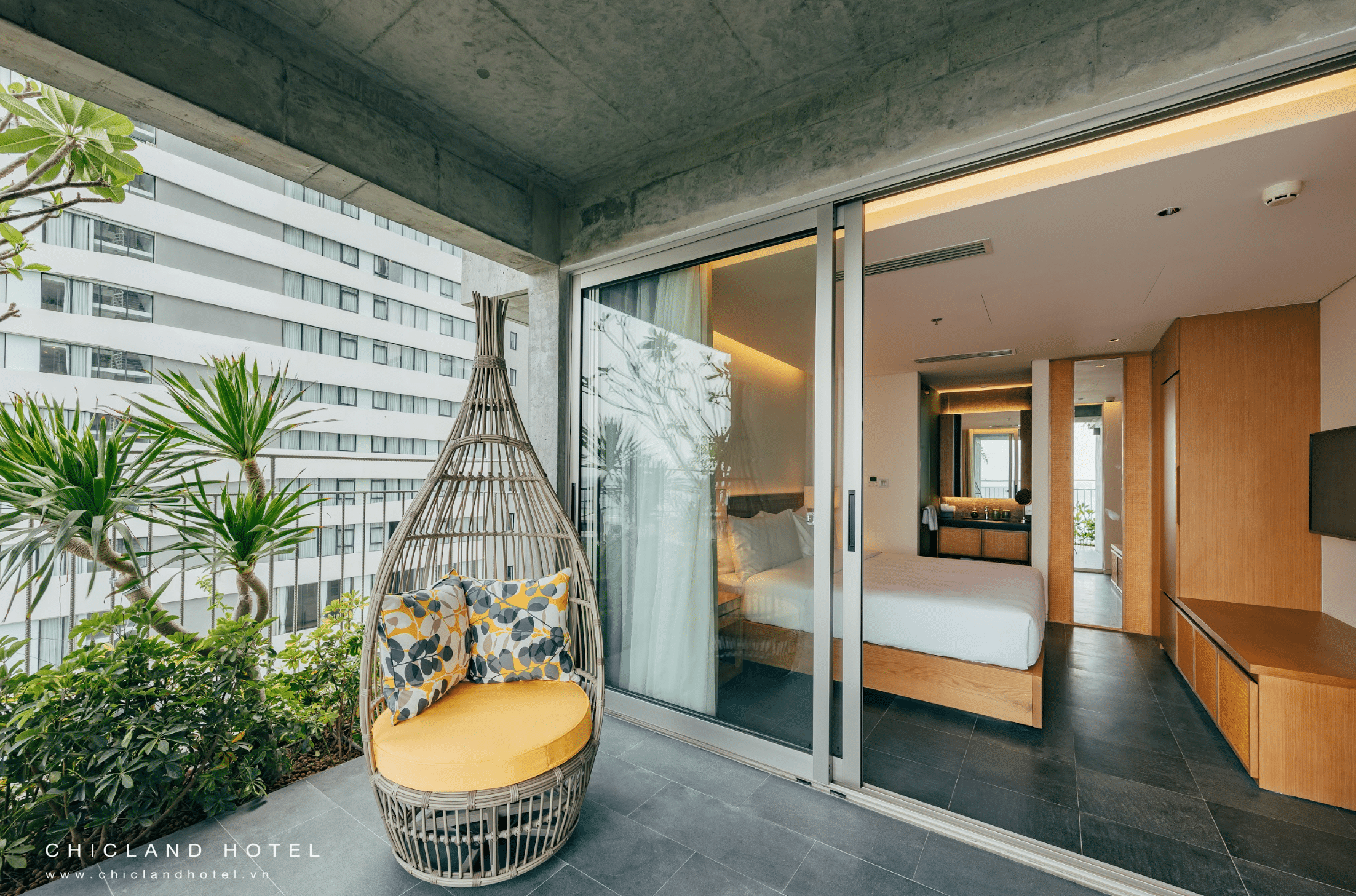 Phong Ba (Double)  One Bedroom Luxury Ocean Front Apartment with Balcony #1