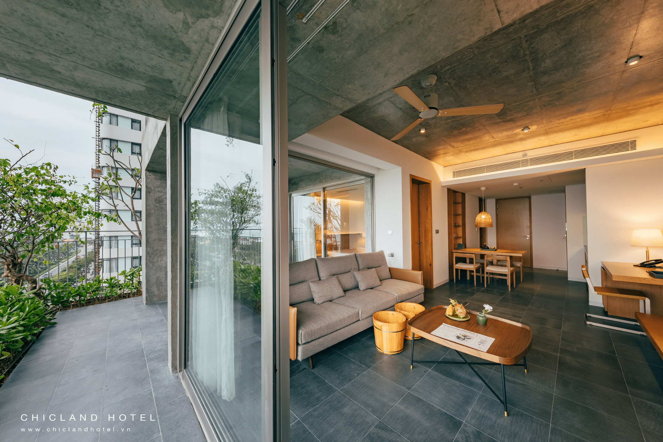 Phong Ba (Double)  One Bedroom Luxury Ocean Front Apartment with Balcony #2
