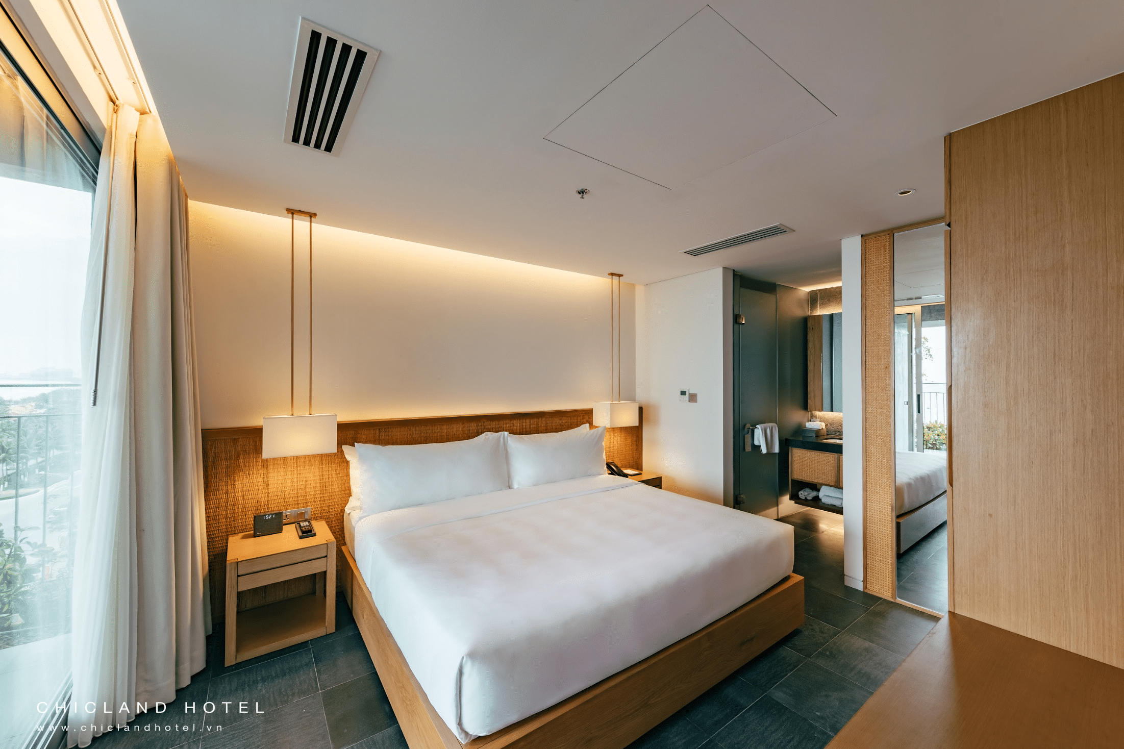 Phong Ba (Double)  One Bedroom Luxury Ocean Front Apartment with Balcony #6