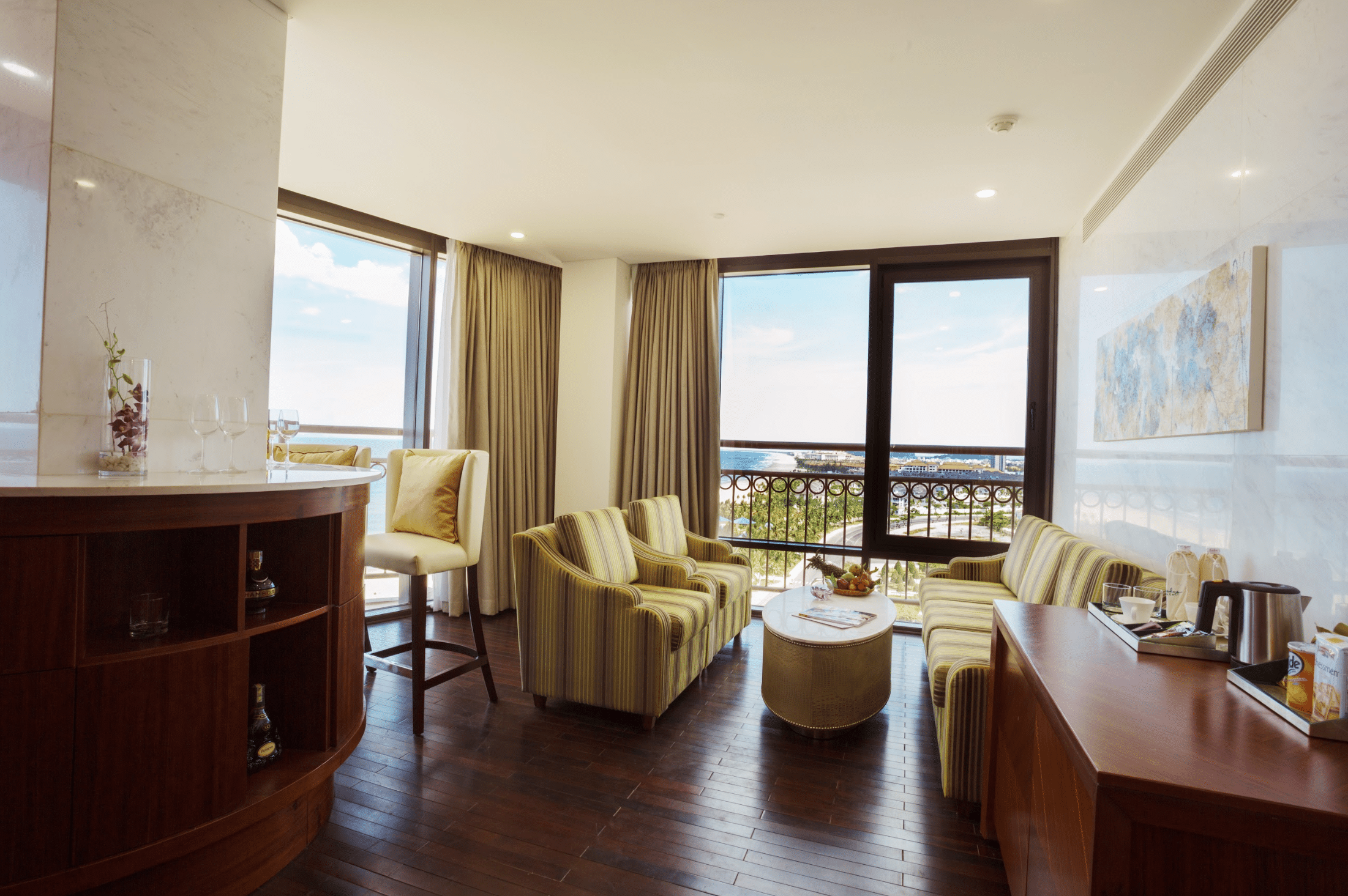 Executive Suite Beachfront #1