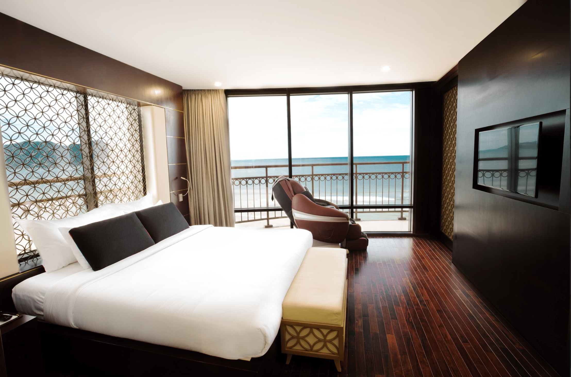 Executive Suite Beachfront #2