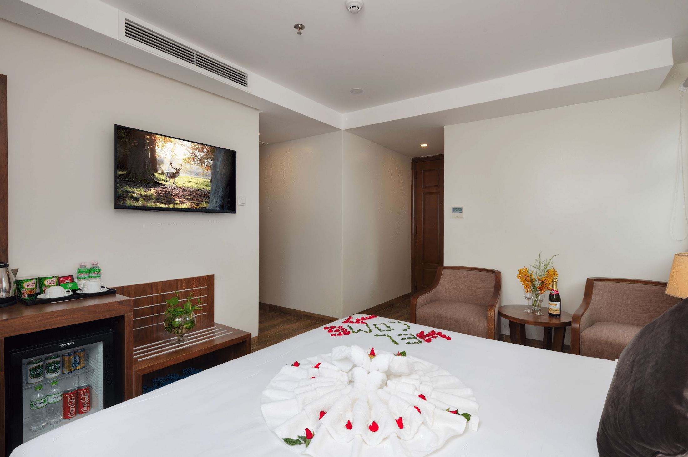Phòng Deluxe Cửa sổ nhìn chéo biển Double / Twin #5