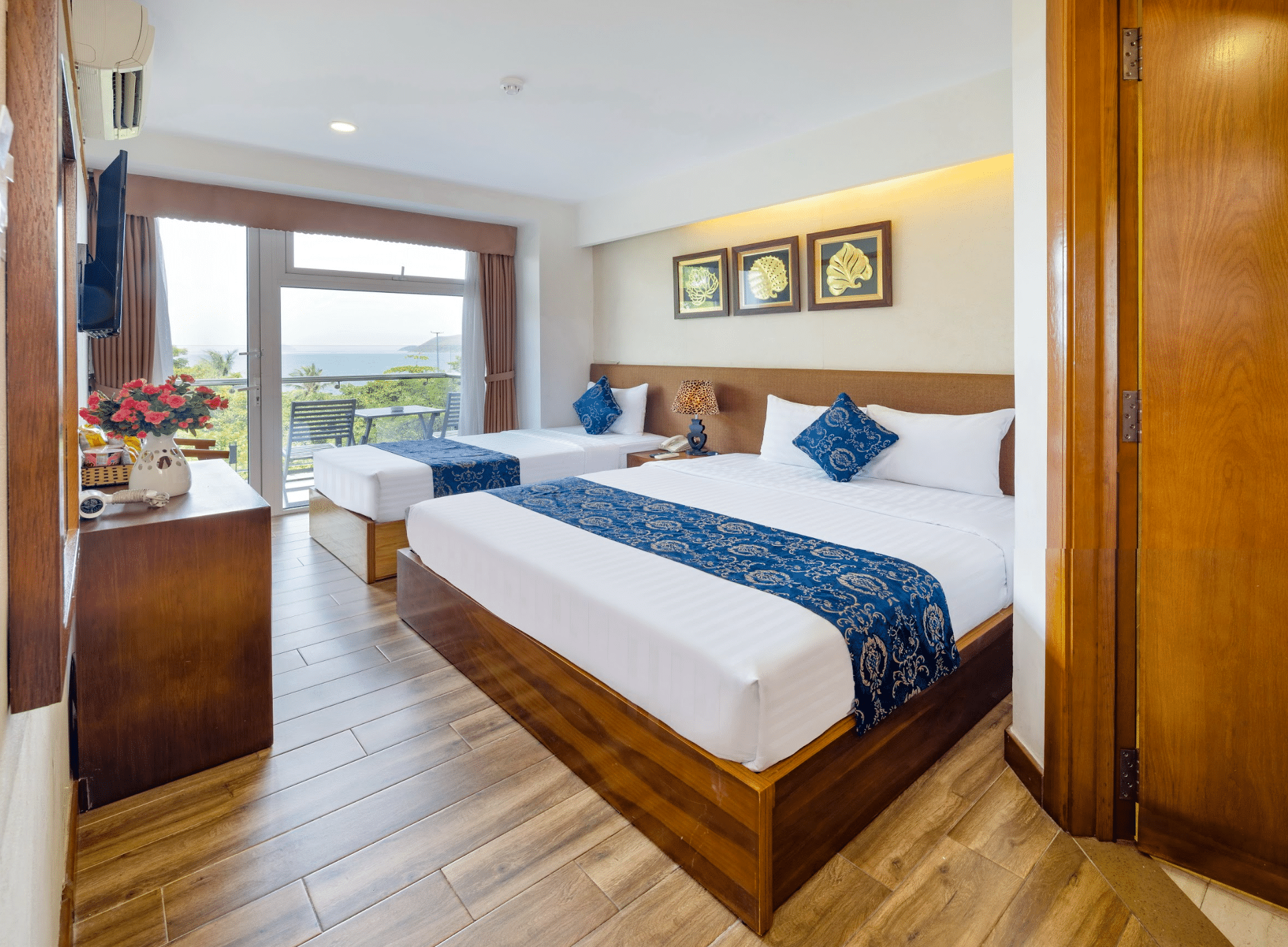 Executive Balcony Sea View Triple #1