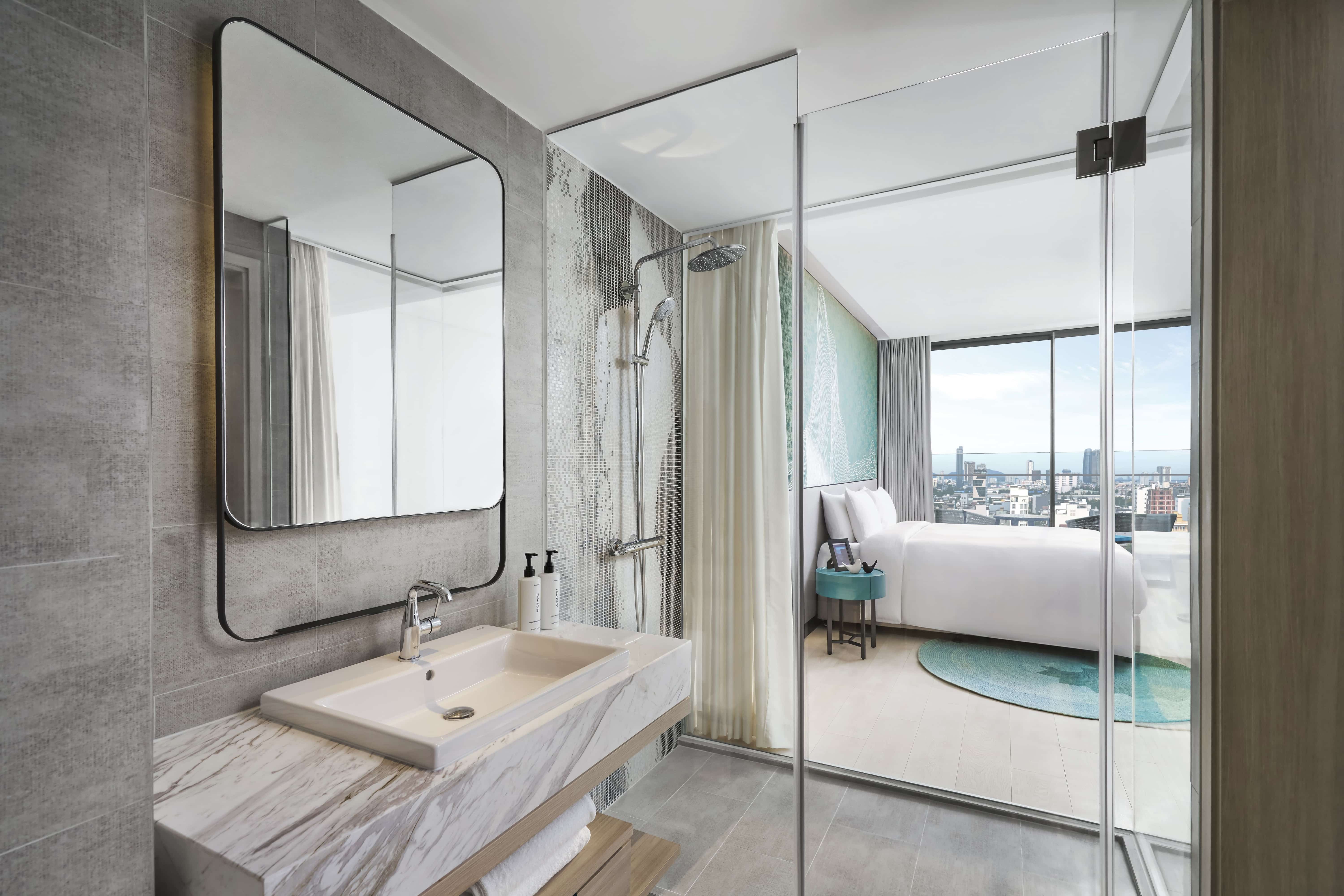King Bed Deluxe Room City View #2