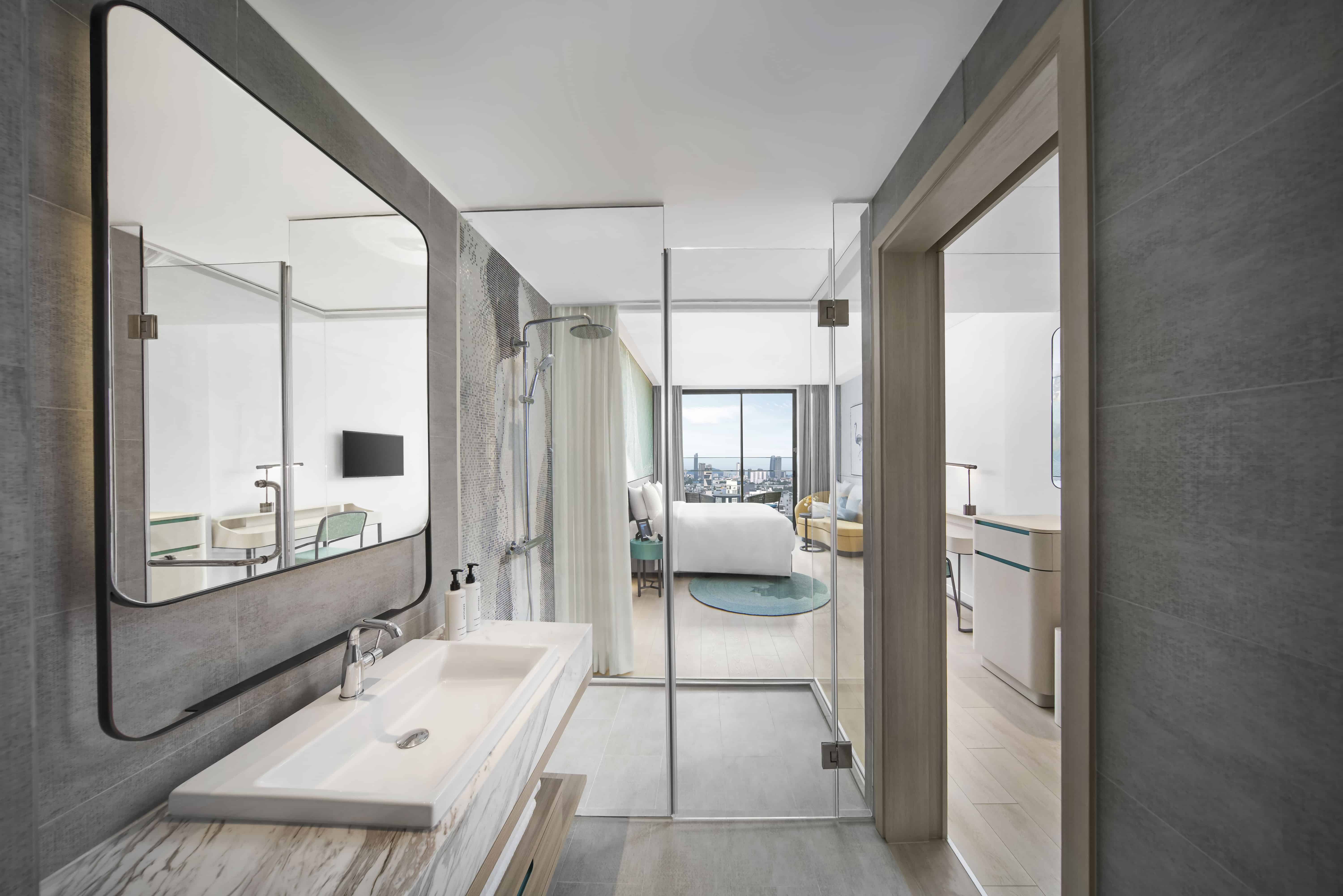 King Bed Deluxe Room City View #3