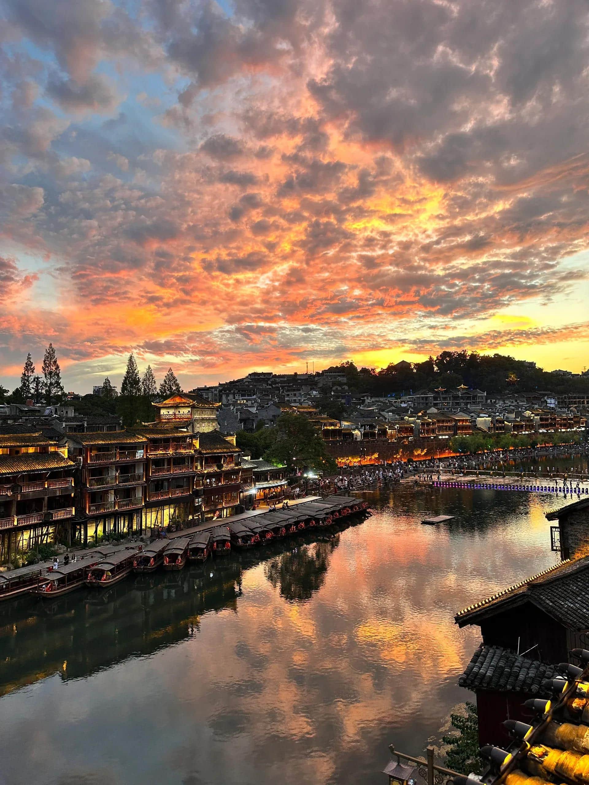 Phượng Hoàng Cổ Trấn lúc chiều muộn.