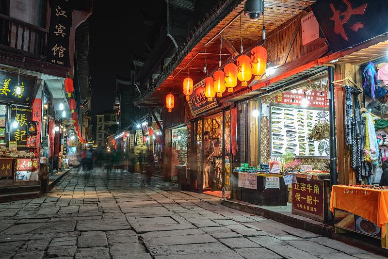 Phố cổ và cầu Hồng Kiều khi lên đèn.