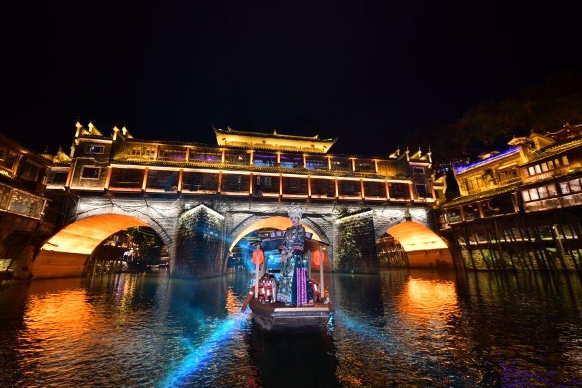 Thuyền trên Đà Giang về đêm.