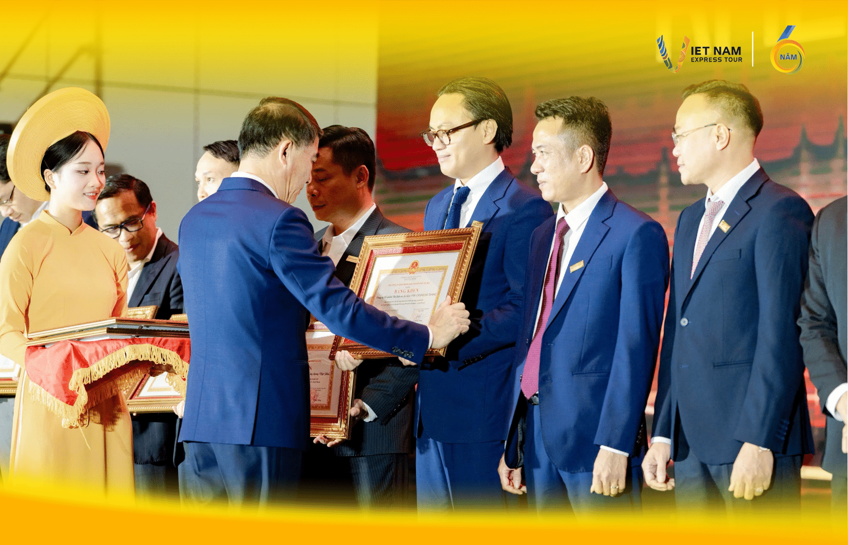 VN EXPRESS TOUR 4 NĂM LIÊN TIẾP ĐƯỢC TRAO TẶNG BẰNG KHEN CỦA CHỦ TỊCH UBND THÀNH PHỐ HÀ NỘI
